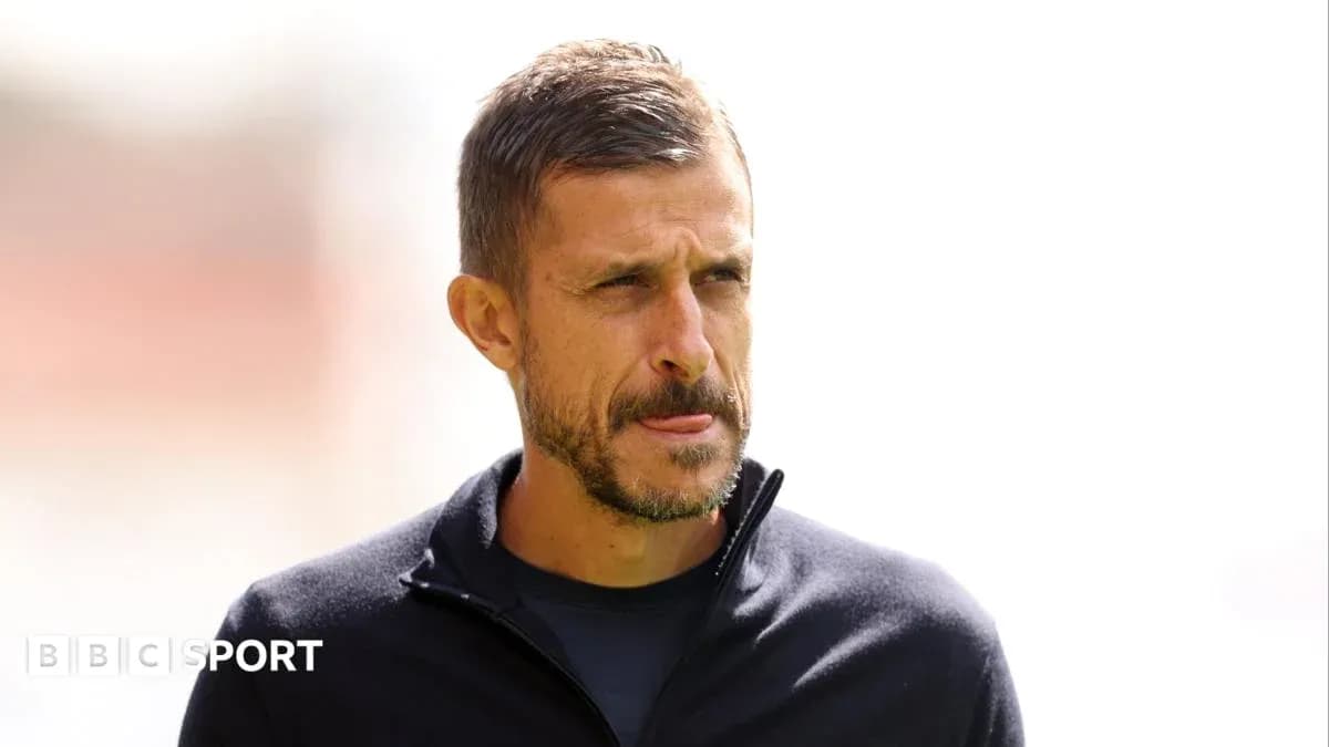 Entrenador durante una sesión de entrenamiento al aire libre
