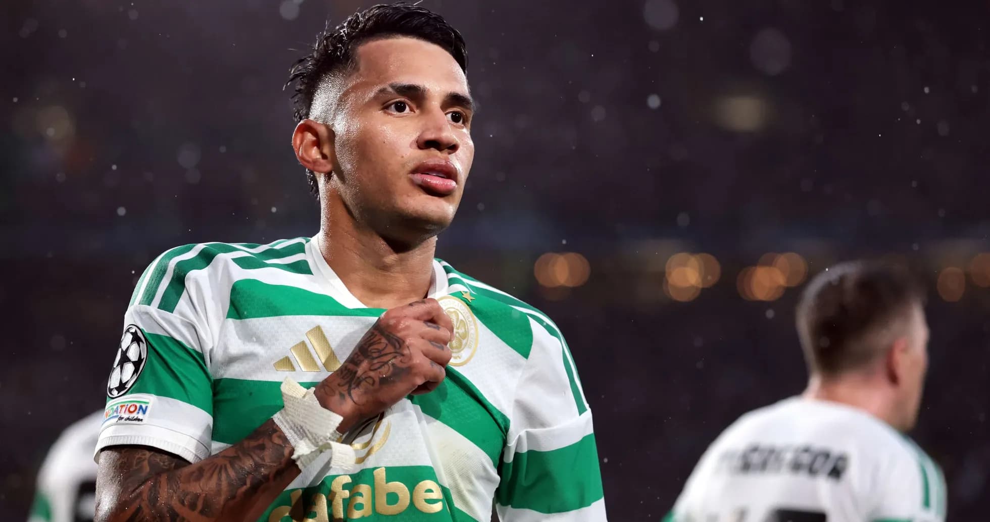 Jugador de Celtic mostrando su camiseta