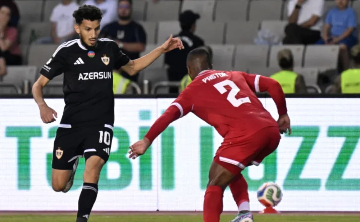 Jugador de Qarabag driblando a defensor de CSKA Sofia