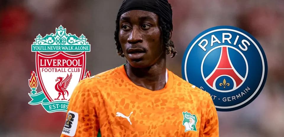 Jugador en camiseta de Costa de Marfil con logos de Liverpool y PSG
