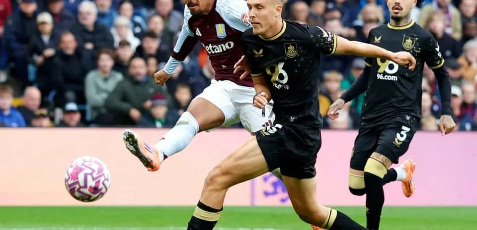 Jugador de Aston Villa en acción contra Burnley
