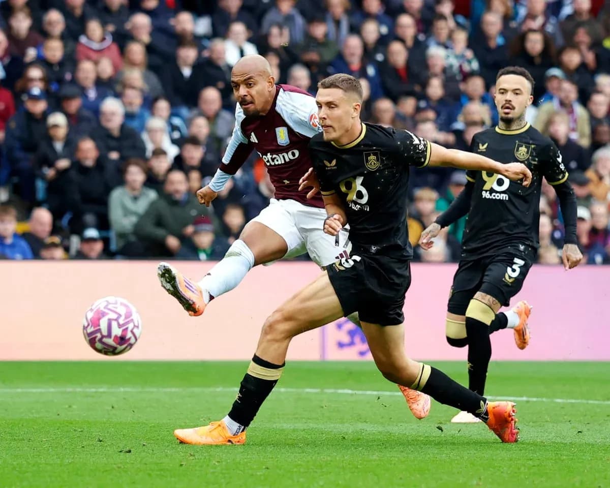 Jugador de Aston Villa en acción contra Burnley
