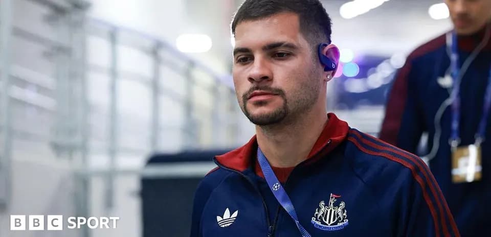 Jugador de Newcastle United ingresando al estadio