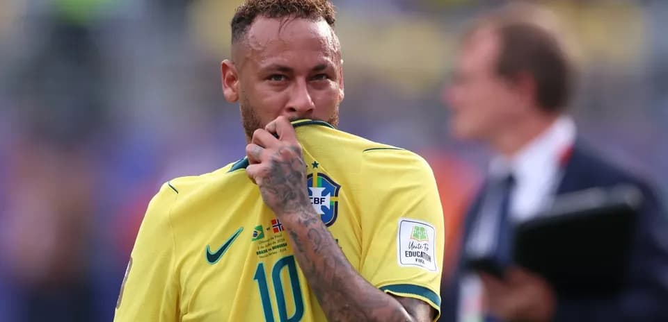 Neymar con la camiseta de Brasil durante un partido