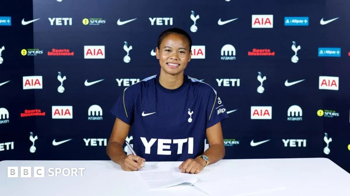 Jugadora firmando contrato con Tottenham Hotspur