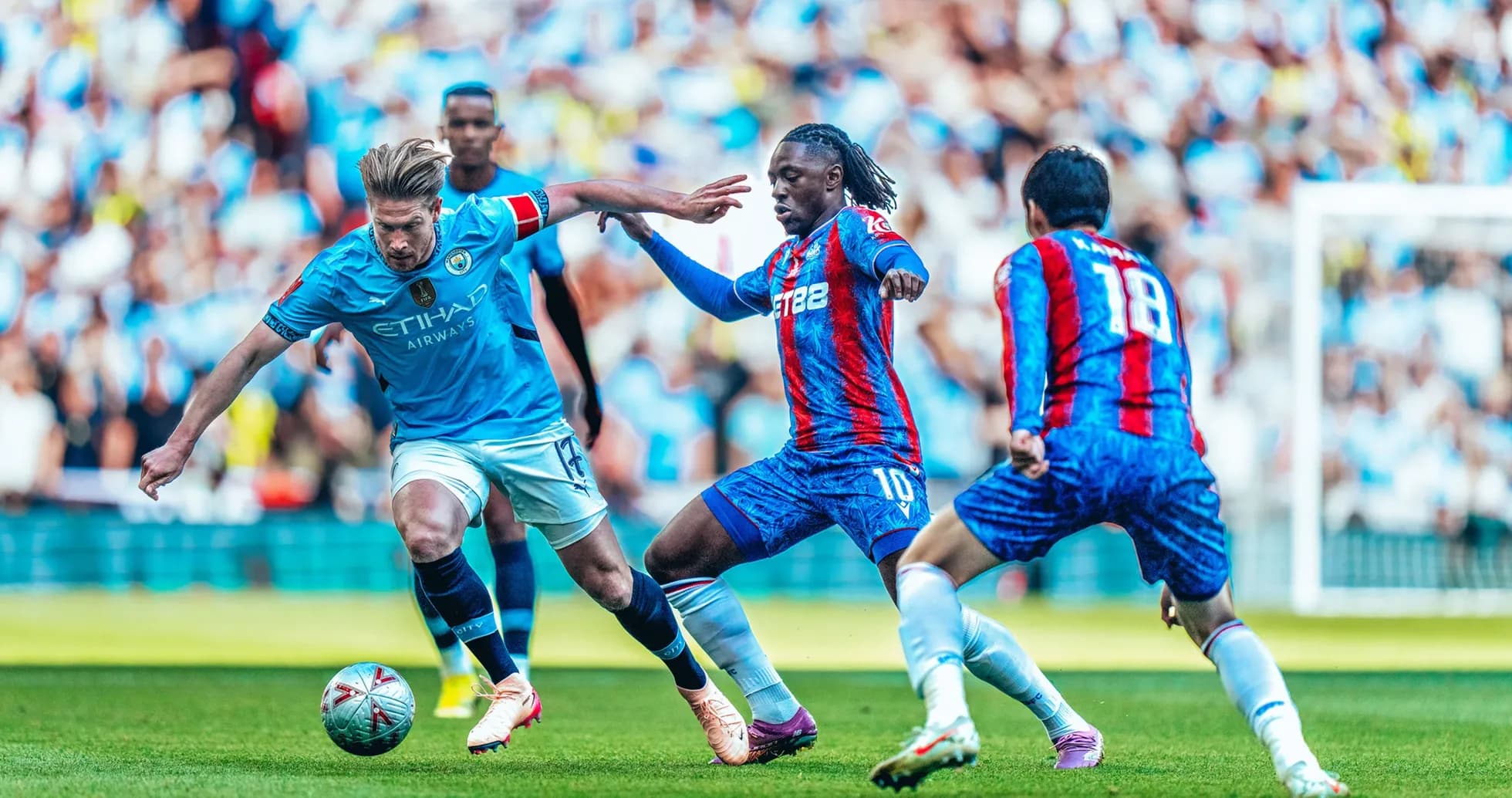 Jugador de Manchester City driblando a rivales