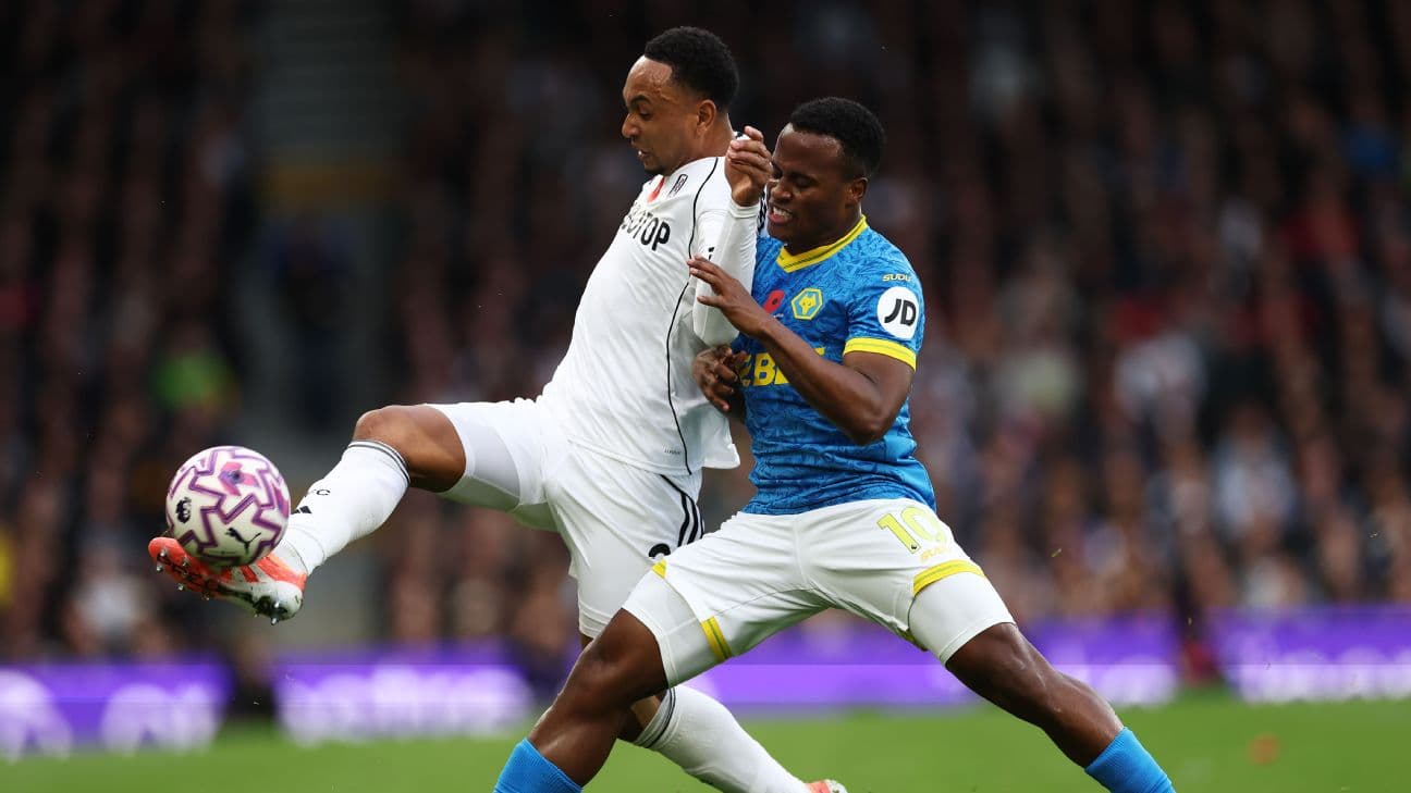 Jugadores de Fulham y Wolves compitiendo por el balón