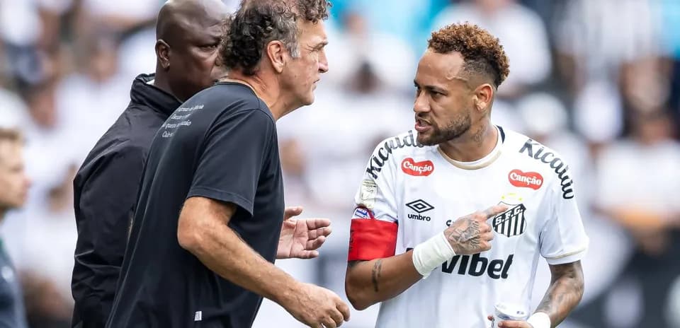 Neymar conversando con el entrenador durante el partido