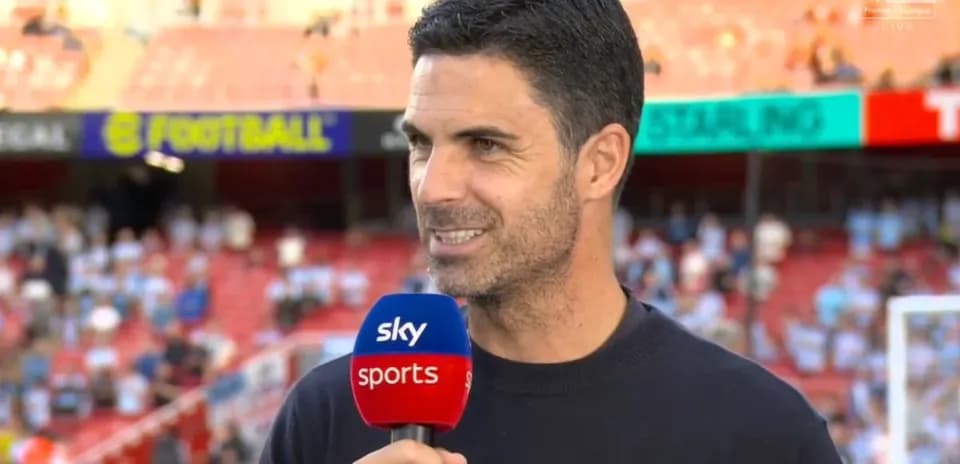 Entrenador hablando en la previa del partido