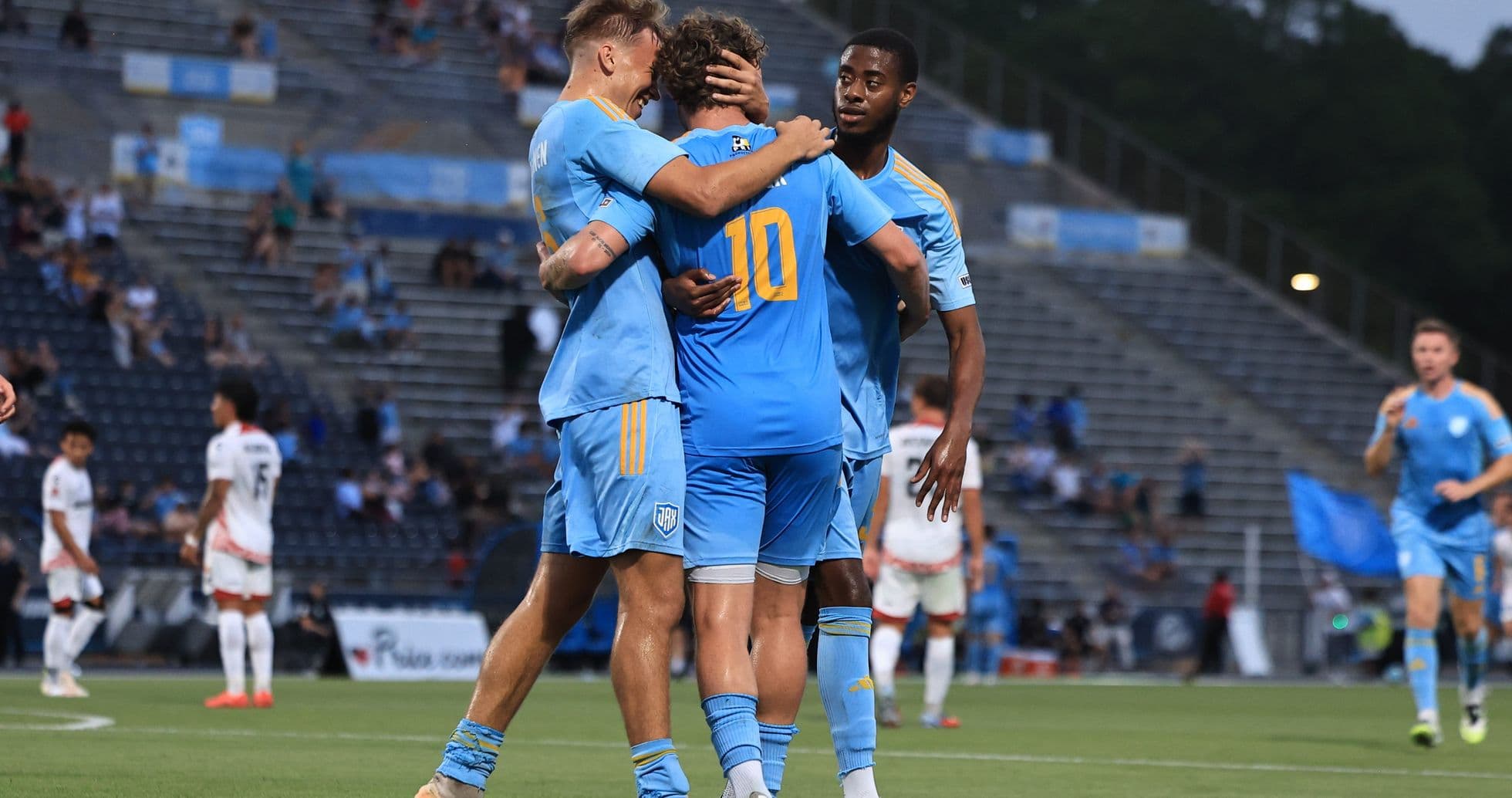 Jugadores de Monterey Bay celebrando un gol