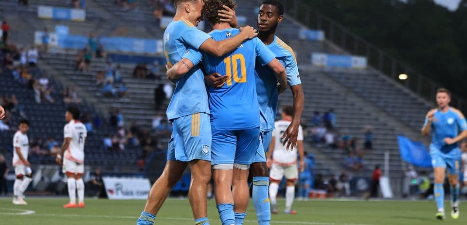 Jugadores de Monterey Bay celebrando un gol