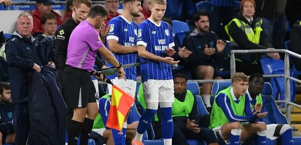 Sustitución en partido de fútbol en el banquillo