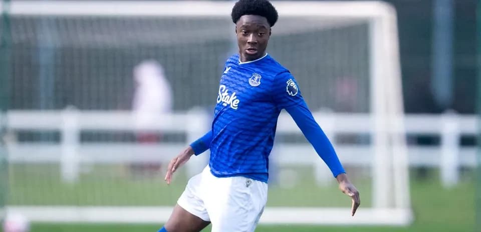 Jugador de Everton entrenando en el campo de fútbol