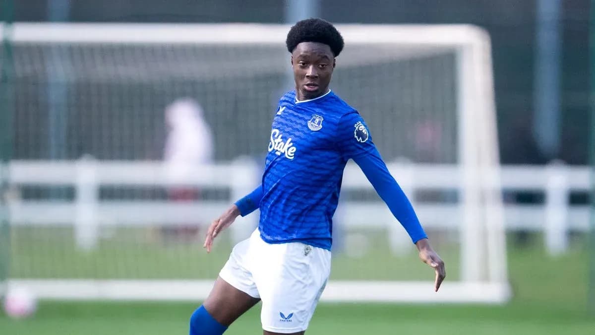 Jugador de Everton entrenando en el campo de fútbol