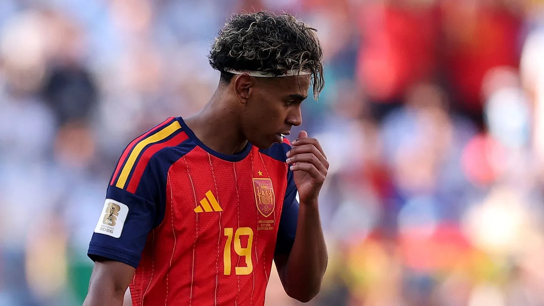 Jugador de España con camiseta roja en el campo