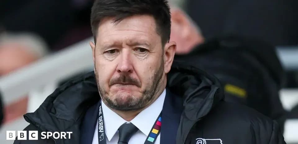 Entrenador de Derby County en el banquillo