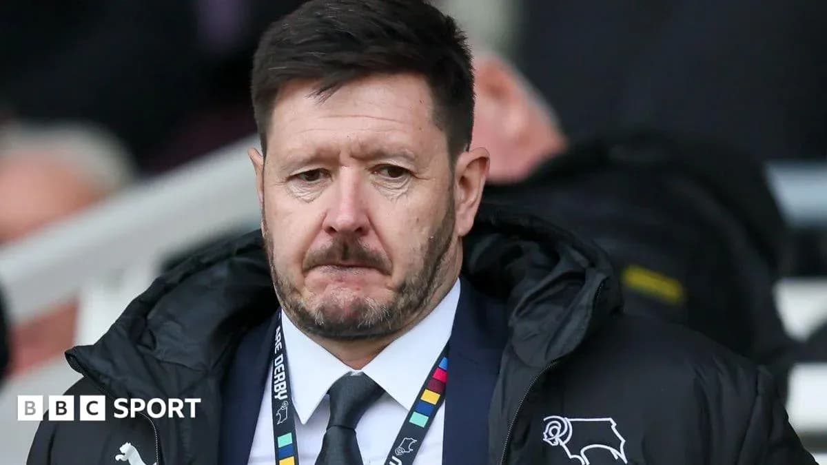 Entrenador de Derby County en el banquillo