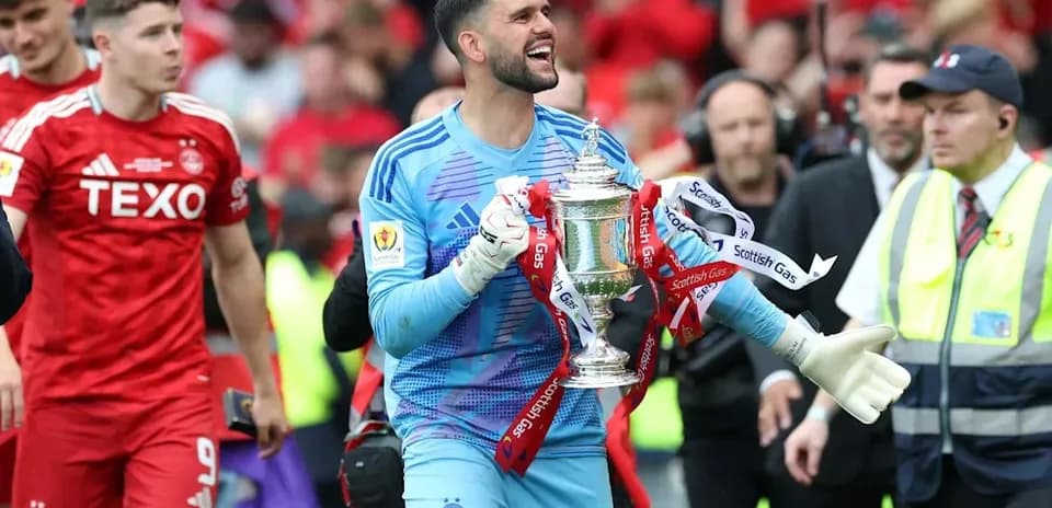 Portero celebrando con el trofeo en el estadio