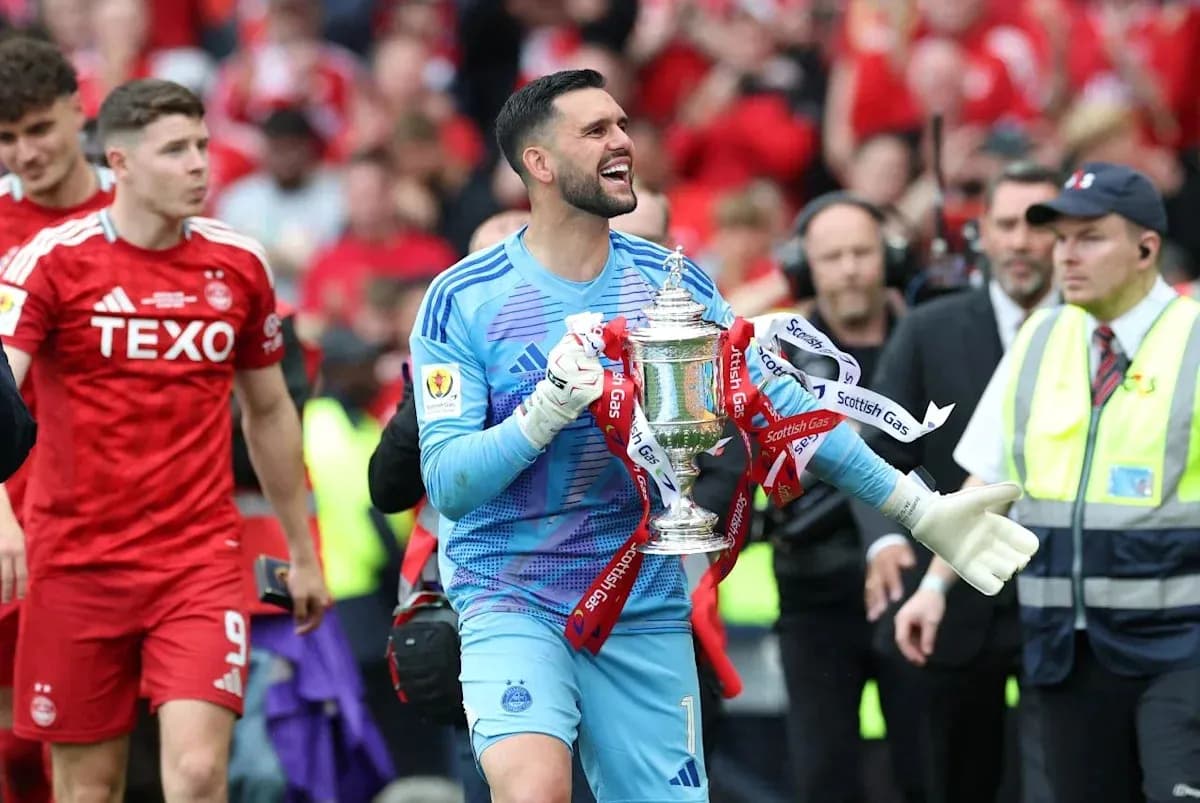 Portero celebrando con el trofeo en el estadio