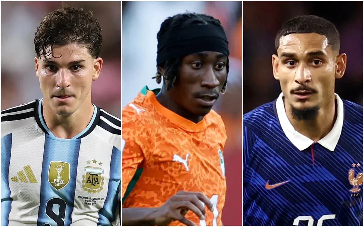 Tres jugadores de fútbol en acción durante un partido