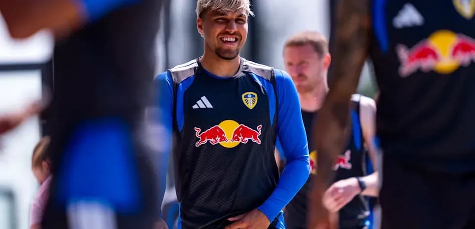 Jugador de Leeds United entrenando con el equipo