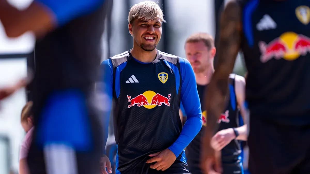 Jugador de Leeds United entrenando con el equipo
