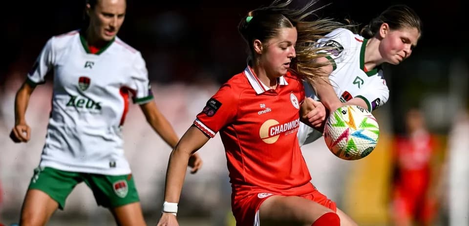 Jugadoras compitiendo por el balón en el partido