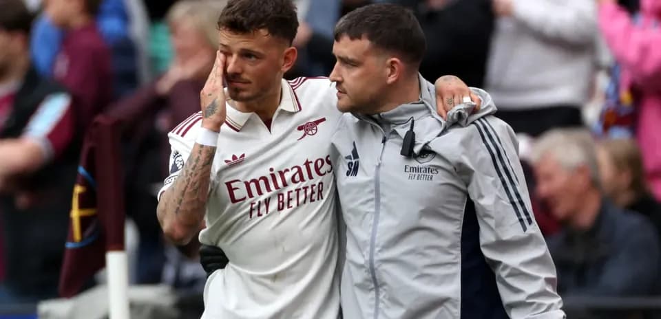 Jugador de Arsenal siendo asistido por el personal médico