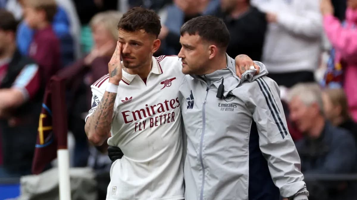 Jugador de Arsenal siendo asistido por el personal médico