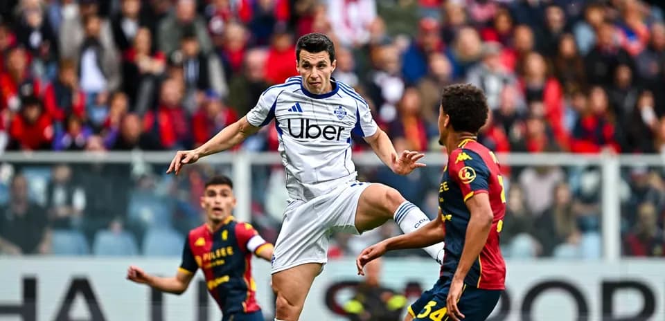 Jugador de Como en acción contra Genoa