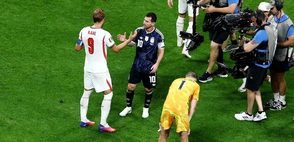 Kane y Messi conversando en el partido