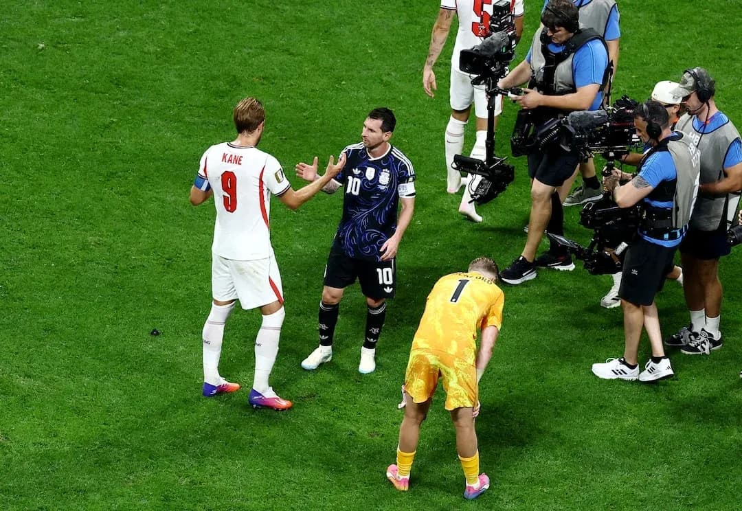 Kane y Messi conversando en el partido