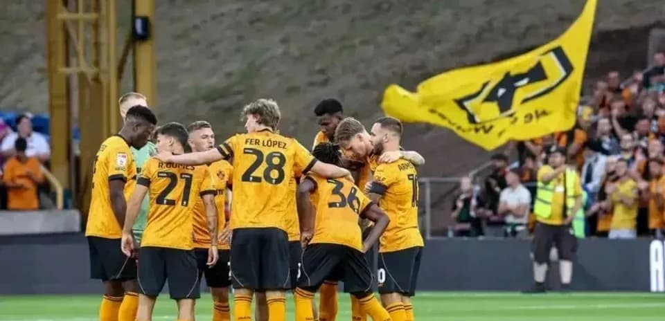 Jugadores de Wolverhampton en reunión antes del partido