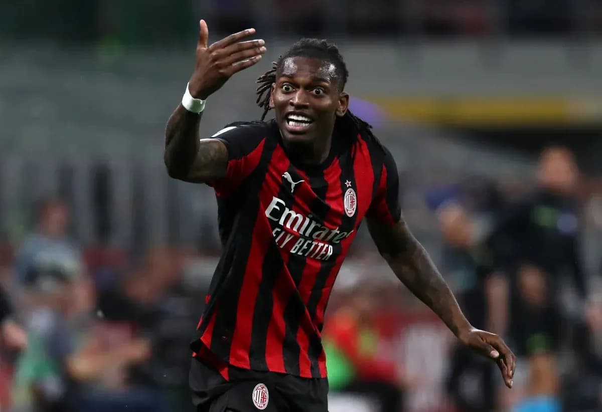 Jugador de AC Milan gesticulando durante el partido