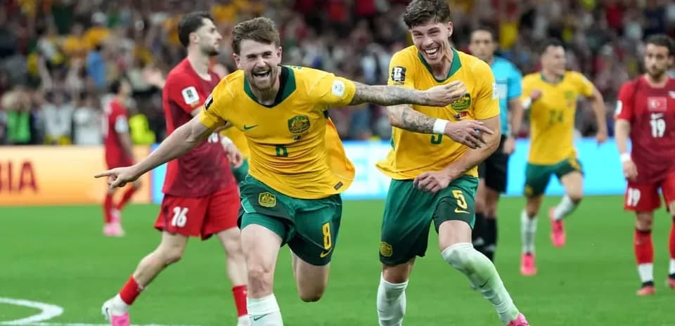 Dos jugadores australianos celebrando un gol