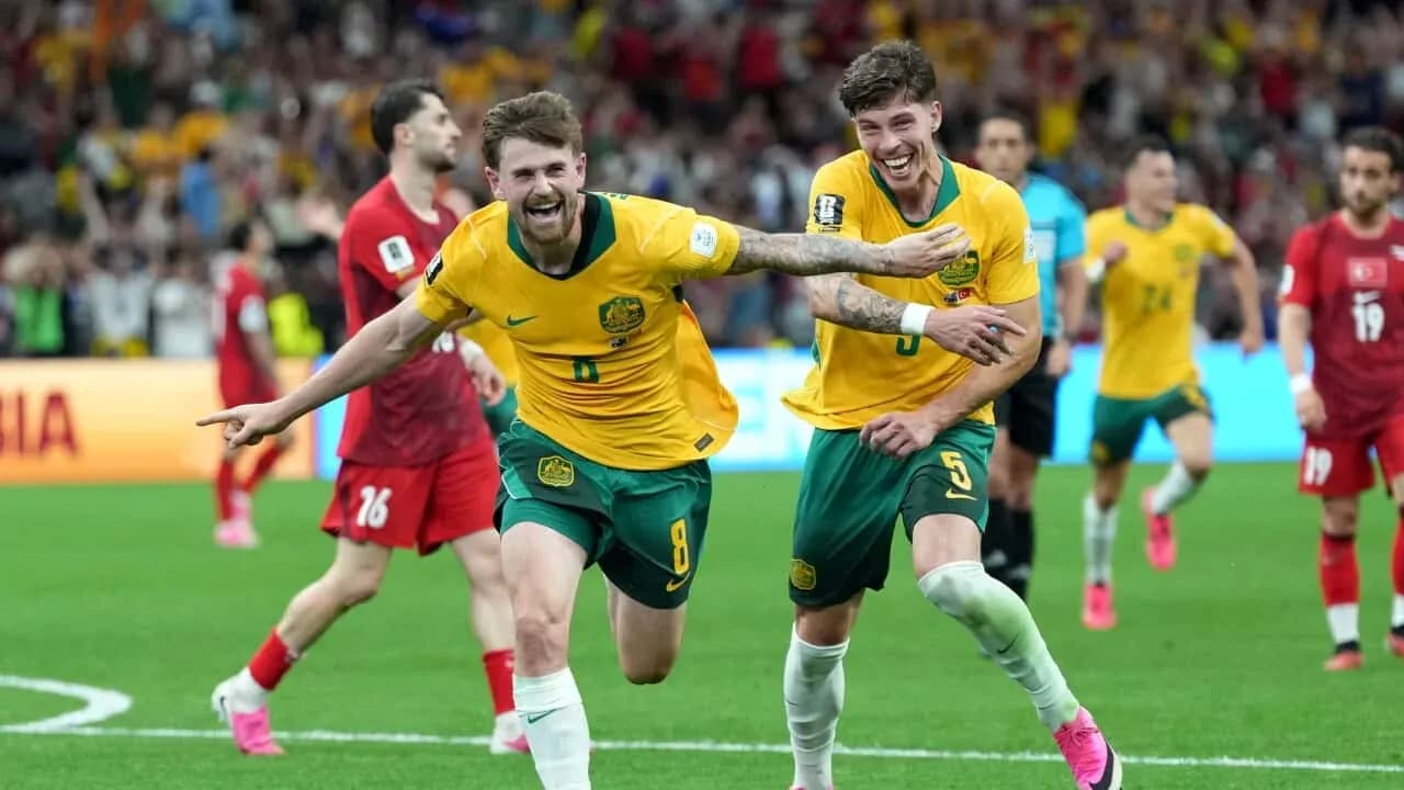 Dos jugadores australianos celebrando un gol