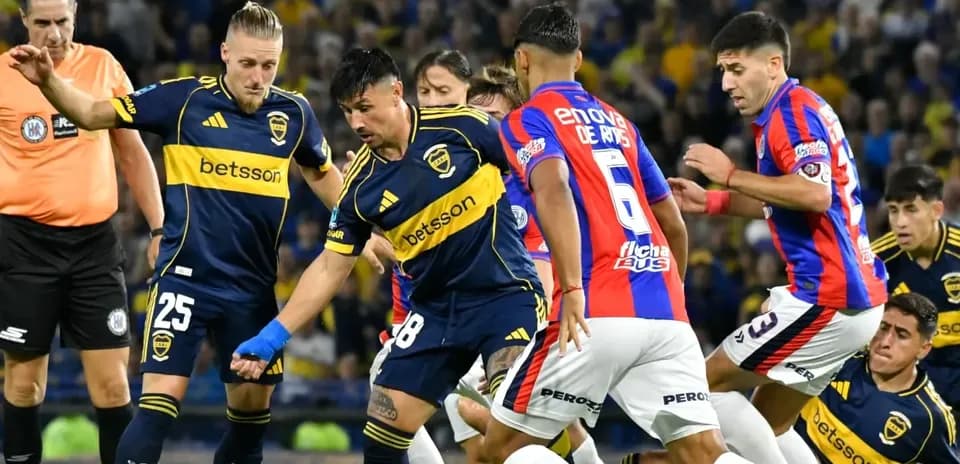Jugadores de Boca Juniors en acción durante el partido