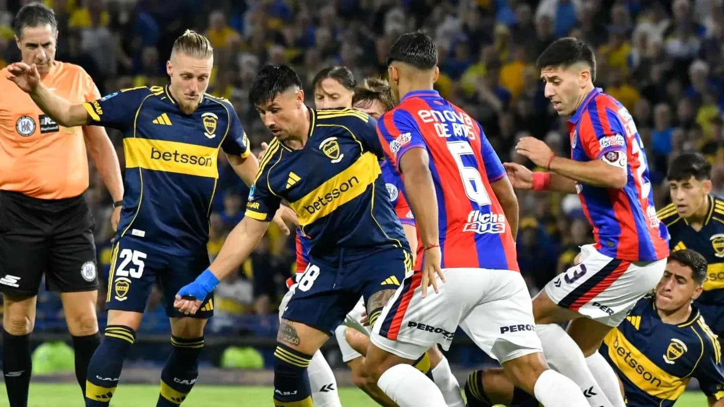 Jugadores de Boca Juniors en acción durante el partido