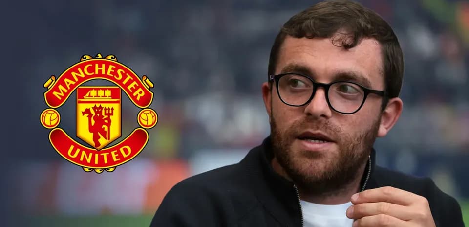 Persona hablando con el logotipo de Manchester United