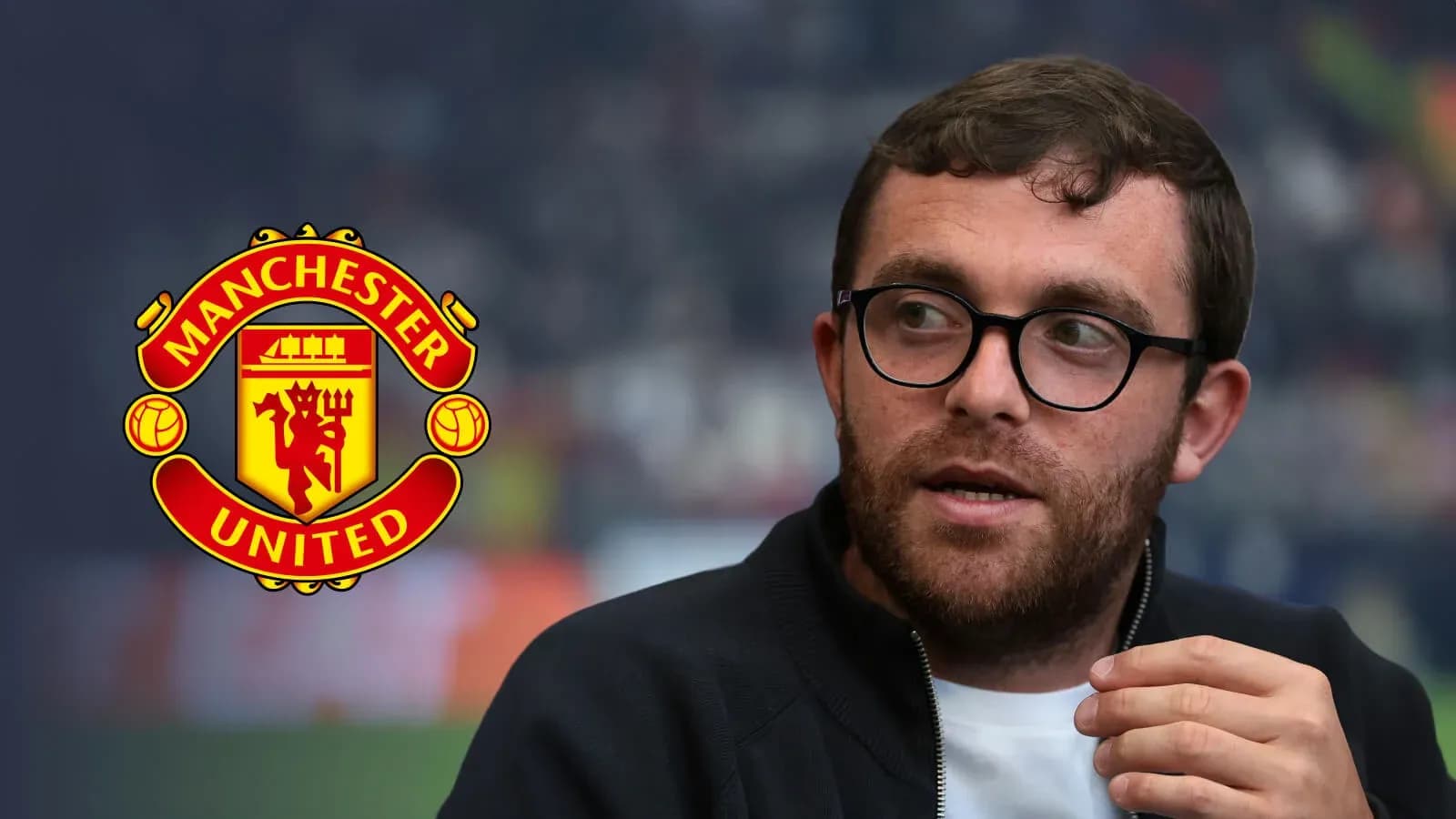 Persona hablando con el logotipo de Manchester United