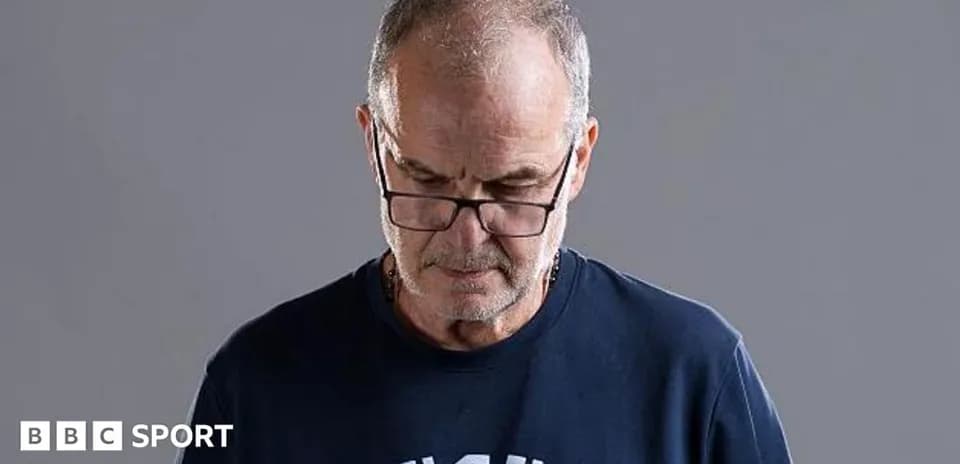 Entrenador mirando hacia abajo con gafas