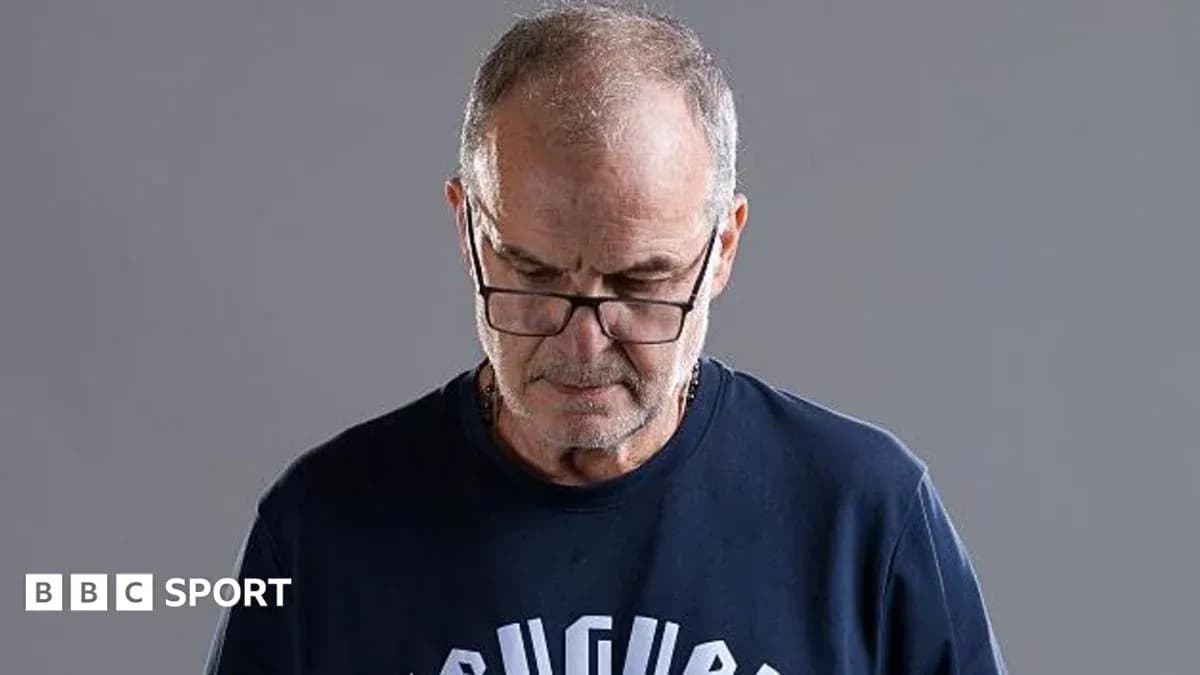 Entrenador mirando hacia abajo con gafas