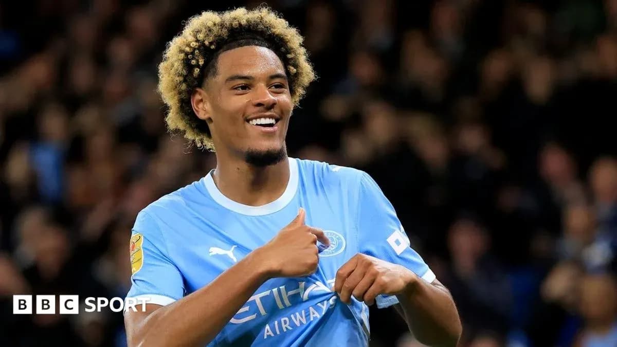 Jugador de Manchester City celebrando con gesto positivo