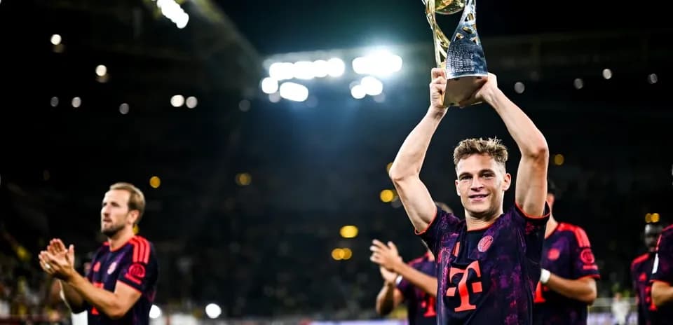 Jugador levantando trofeo en celebración de victoria