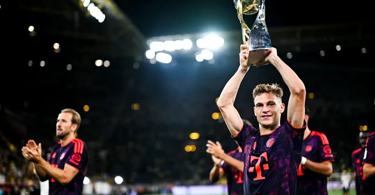 Jugador levantando trofeo en celebración de victoria
