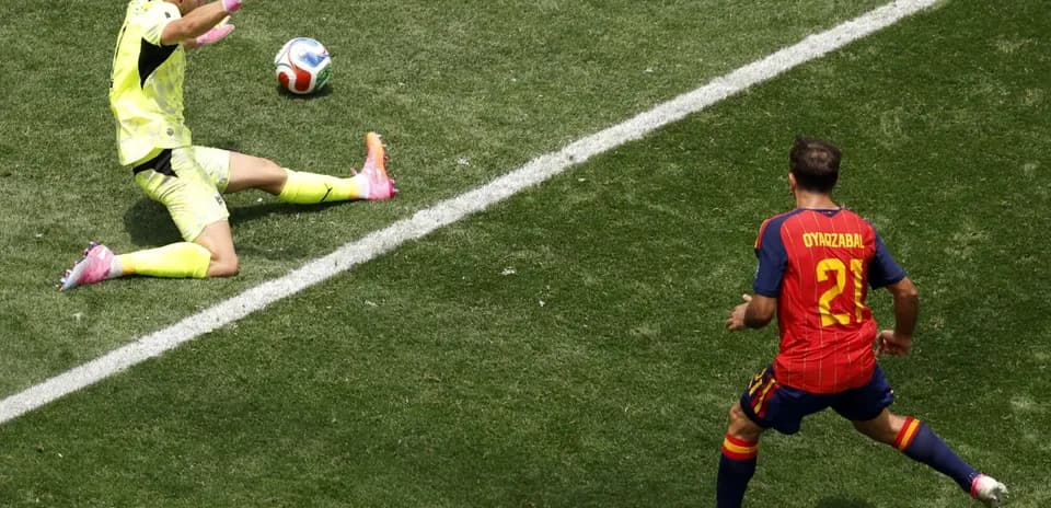 Portero detiene un balón durante el partido