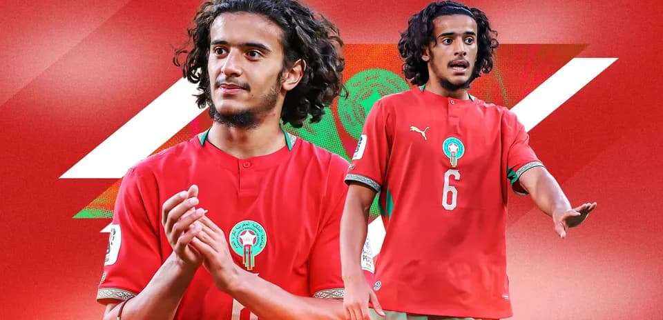 Jugador de Marruecos con camiseta roja en acción