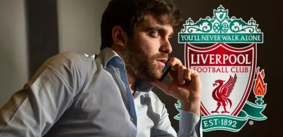 Hombre hablando por teléfono con logo de Liverpool