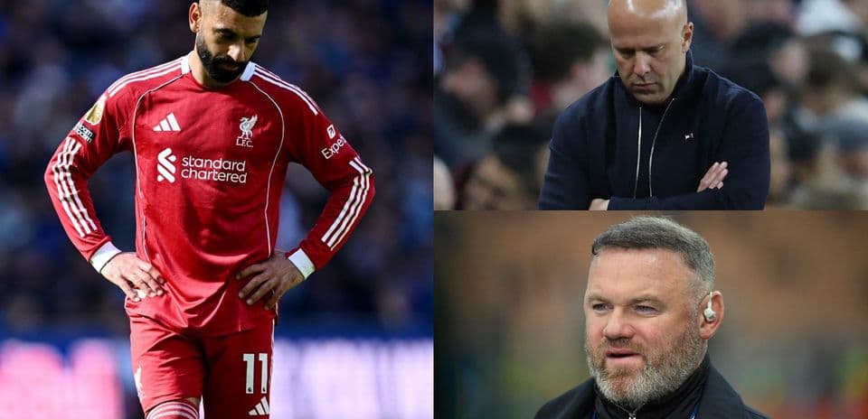 Jugador de Liverpool y entrenadores en la línea de banda