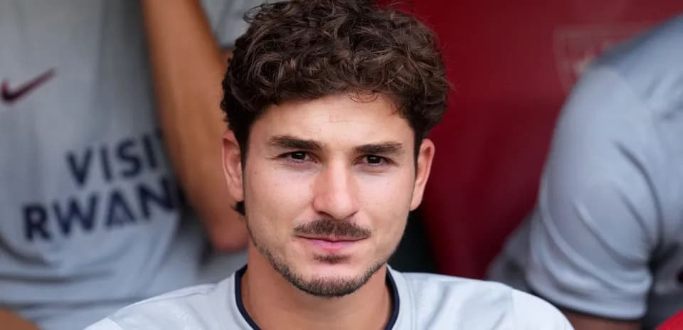 Jugador sentado en el banco de suplentes durante partido